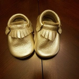 Gold Tinybabysoles mocs. Size 2 EUC